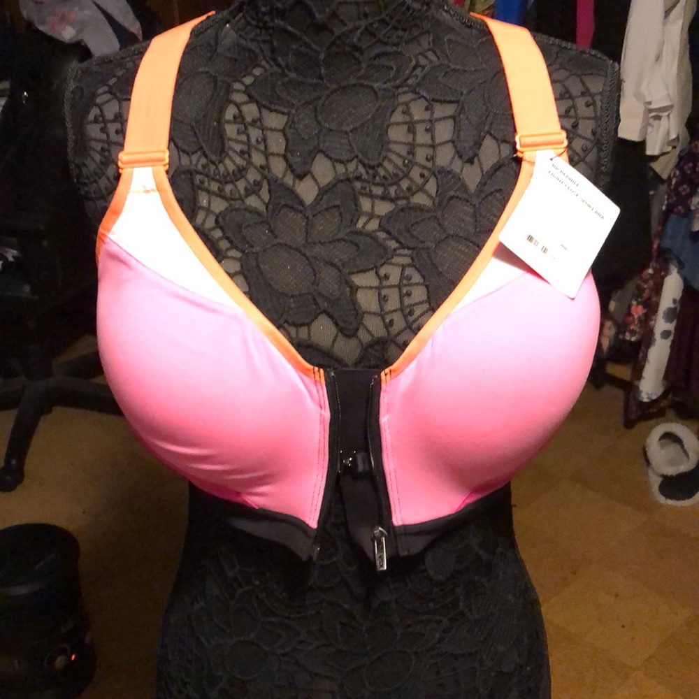 Front-close sports bra